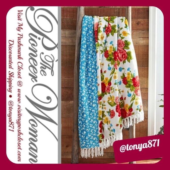 🦋 New Pioneer Woman Sweet Rose Polyester Plush Reversible Throw, 52" x 72" - Picture 1 of 9